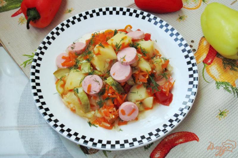 Фото приготовление рецепта: Тушеные овощи с сосисками в мультиварке шаг №9