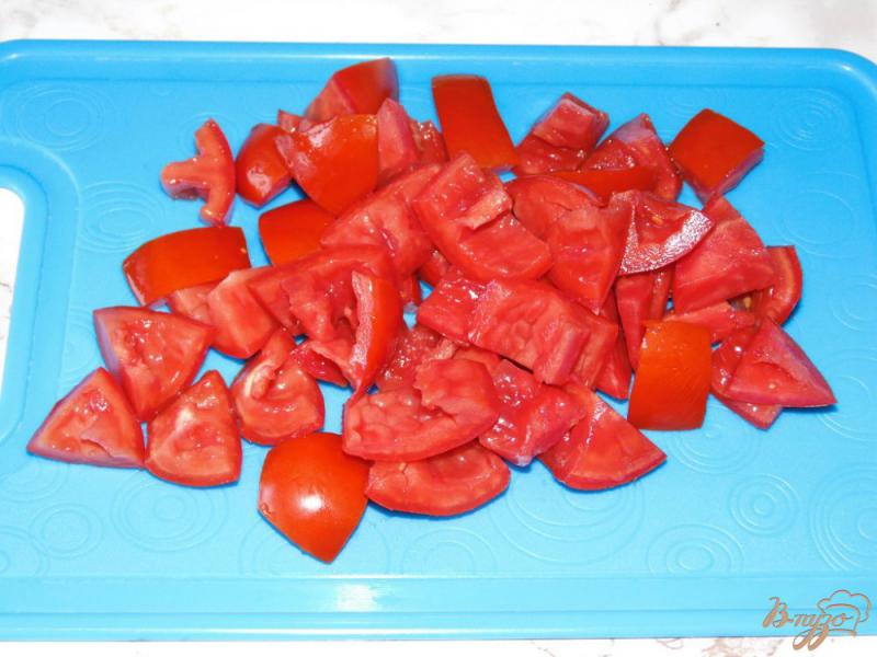 Фото приготовление рецепта: Салат из помидоров с твердым сыром и оливками шаг №1