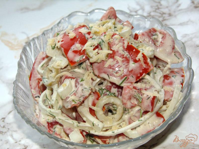 Фото приготовление рецепта: Салат из помидоров с твердым сыром и оливками шаг №5