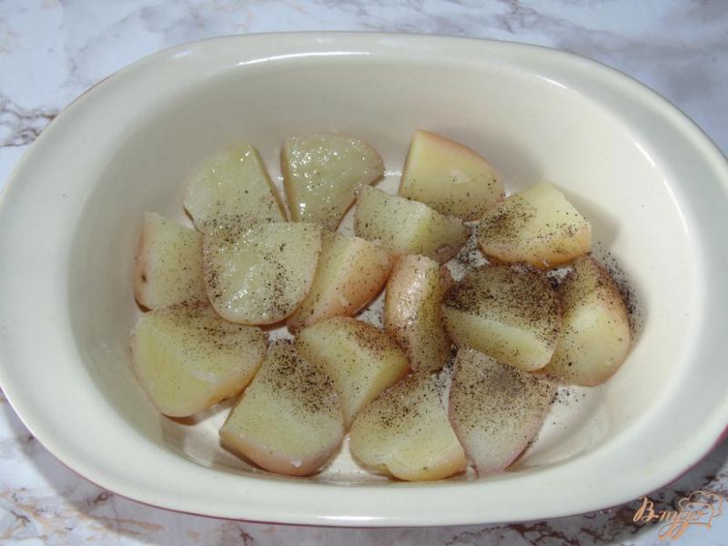 Фото приготовление рецепта: Картофель запеченный под сметаной с оливками и сыром шаг №4