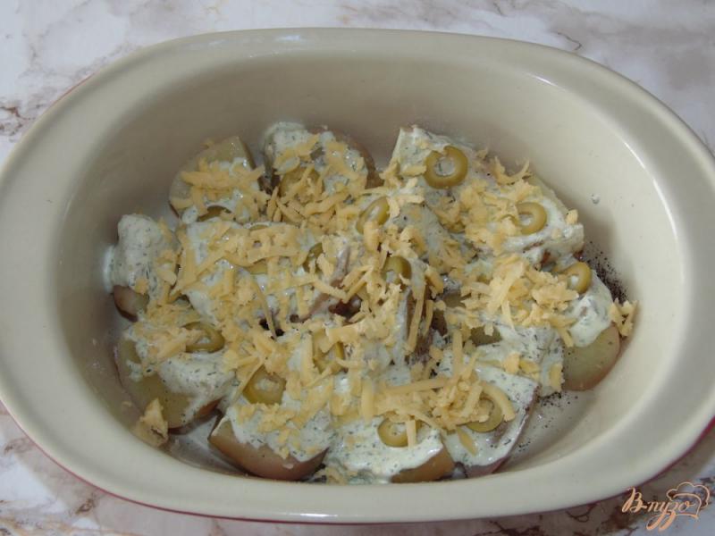 Фото приготовление рецепта: Картофель запеченный под сметаной с оливками и сыром шаг №7