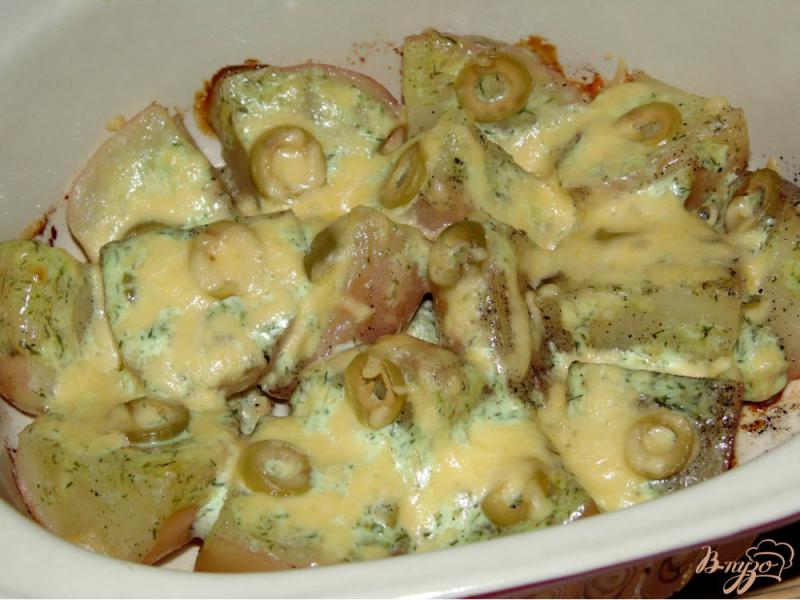 Фото приготовление рецепта: Картофель запеченный под сметаной с оливками и сыром шаг №8