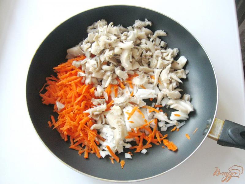 Фото приготовление рецепта: Тефтели с морковью и грибами в духовке шаг №3