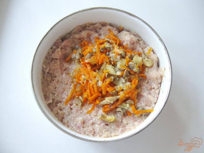 Фото приготовление рецепта: Тефтели с морковью и грибами в духовке шаг №5