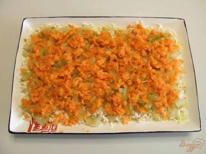 Фото приготовление рецепта: Слоенный салат с индейкой и жареным луком шаг №5