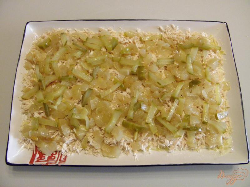 Фото приготовление рецепта: Слоенный салат с индейкой и жареным луком шаг №4