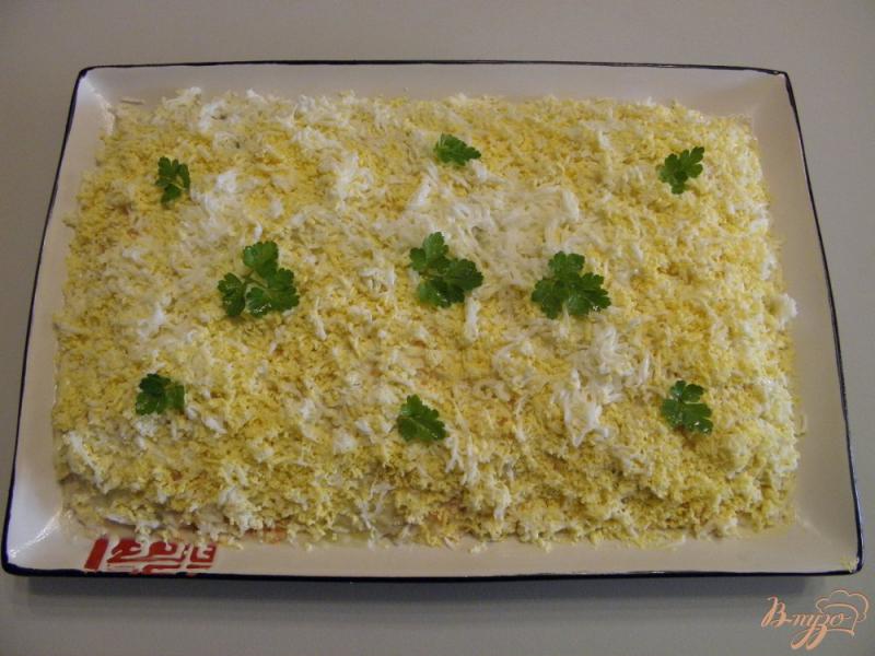 Фото приготовление рецепта: Слоенный салат с индейкой и жареным луком шаг №7