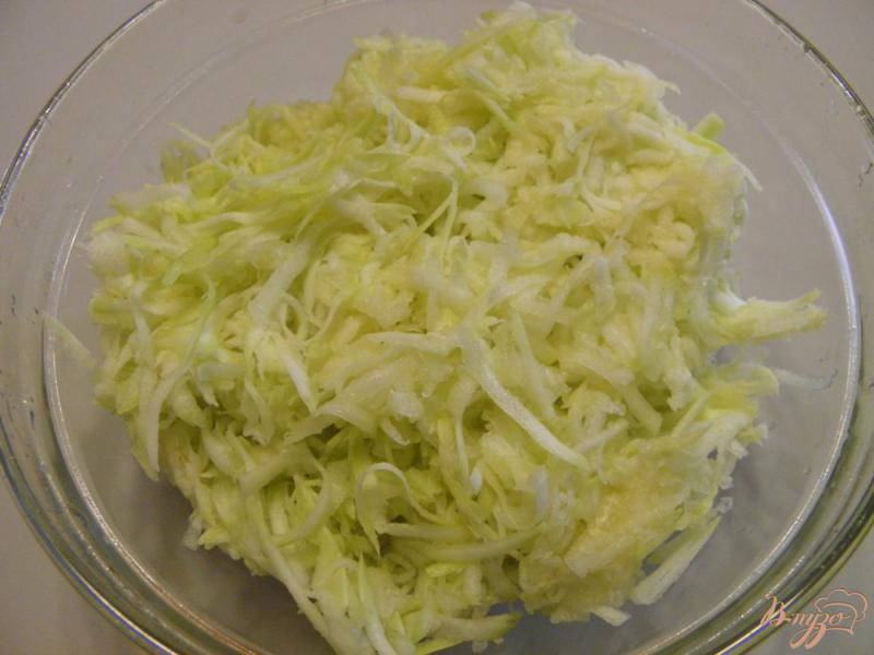 Фото приготовление рецепта: Кабачковые оладьи с сыром и петрушкой шаг №1