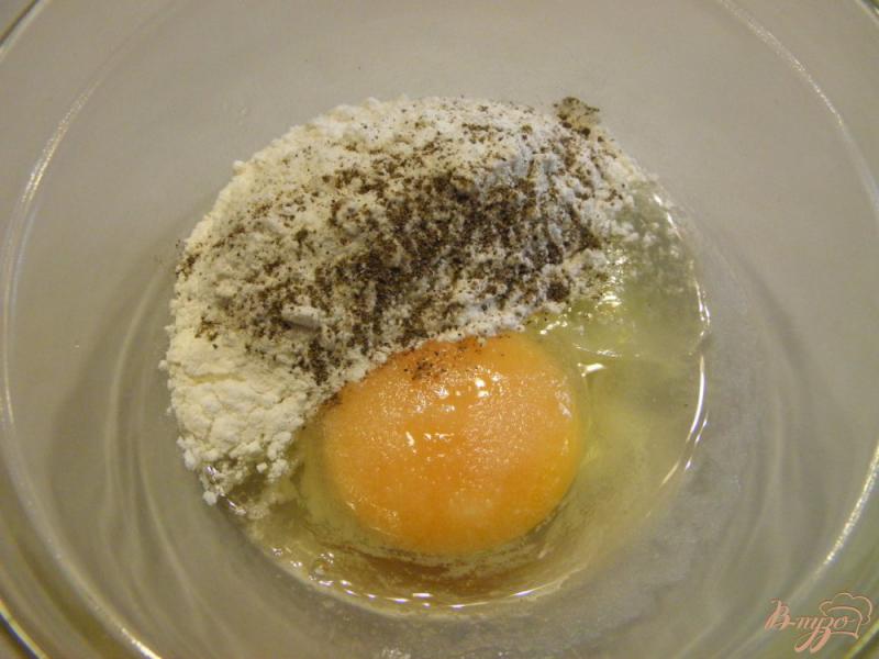 Фото приготовление рецепта: Кабачковые оладьи с сыром и петрушкой шаг №2