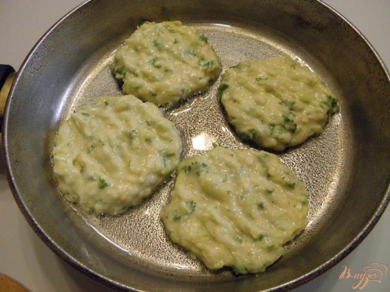 Фото приготовление рецепта: Кабачковые оладьи с сыром и петрушкой шаг №4