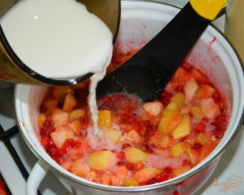 Фото приготовление рецепта: Яблочно-брусничный пирог шаг №5