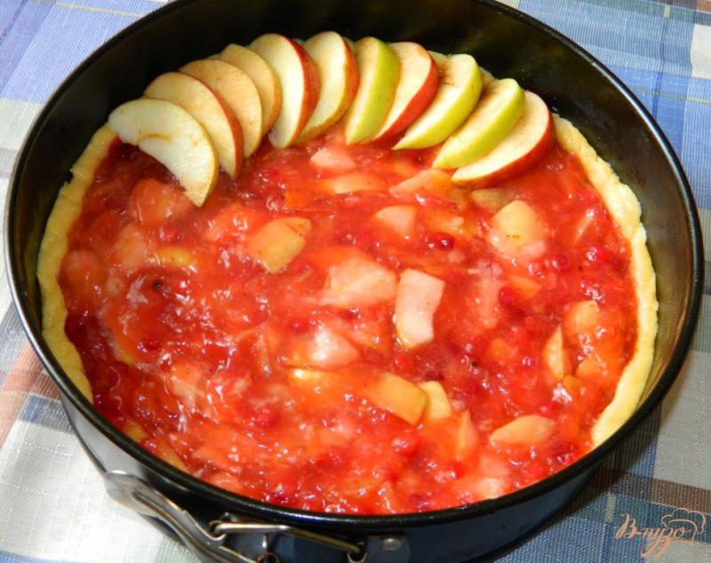Фото приготовление рецепта: Яблочно-брусничный пирог шаг №6