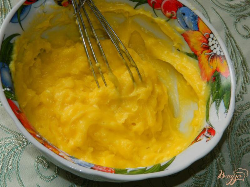 Фото приготовление рецепта: Пирог с грушами на основе заварного крема и творожного сыра шаг №4