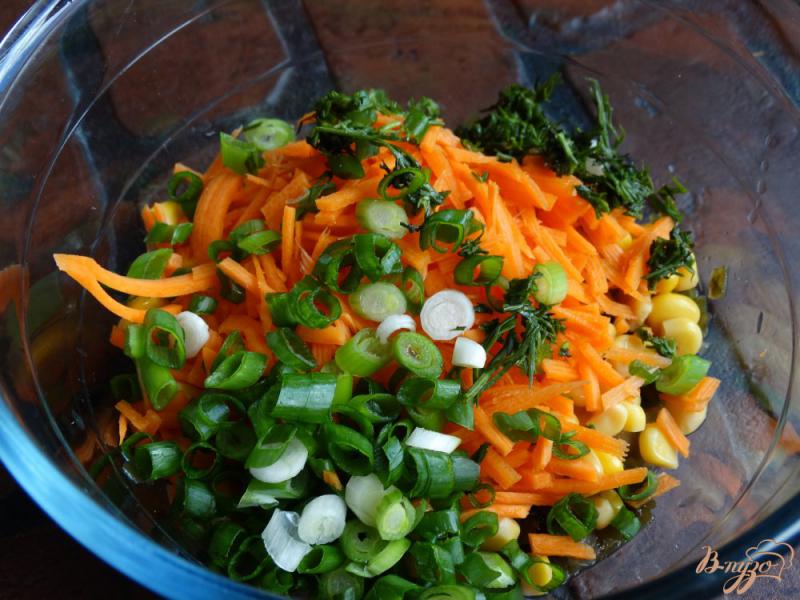 Фото приготовление рецепта: Салат с морской капустой и кукурузой шаг №4