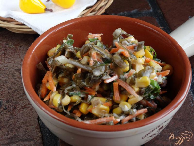 Фото приготовление рецепта: Салат с морской капустой и кукурузой шаг №6