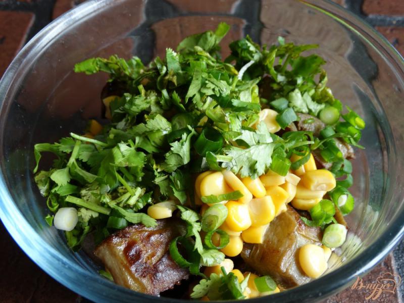 Фото приготовление рецепта: Теплый салат из баклажанов и кукурузой шаг №5