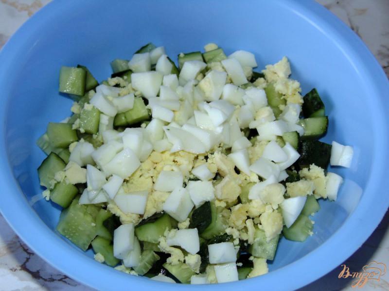 Фото приготовление рецепта: Яичный салат с огурцом и твердым сыром шаг №2