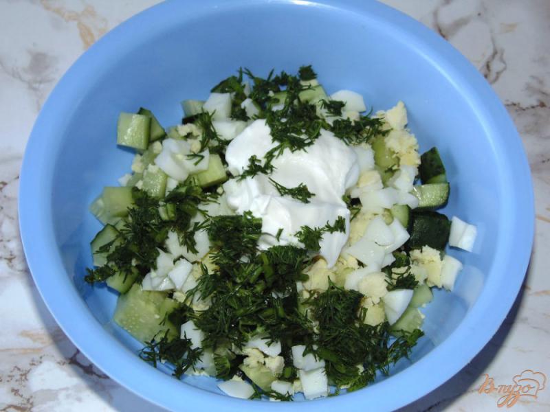 Фото приготовление рецепта: Яичный салат с огурцом и твердым сыром шаг №3