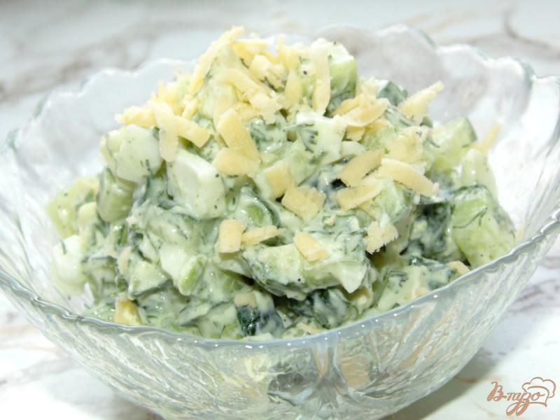 Фото приготовление рецепта: Яичный салат с огурцом и твердым сыром шаг №4