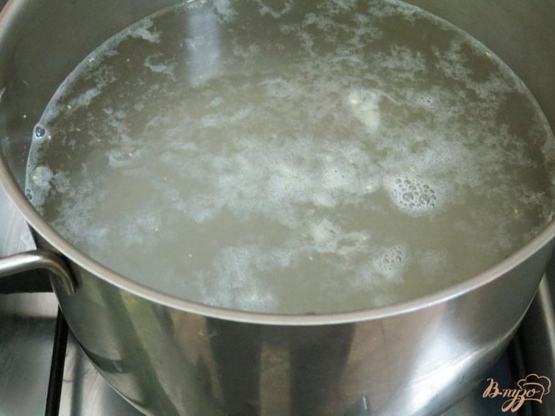 Фото приготовление рецепта: Суп с фрикадельками, лисичками и сырками шаг №5