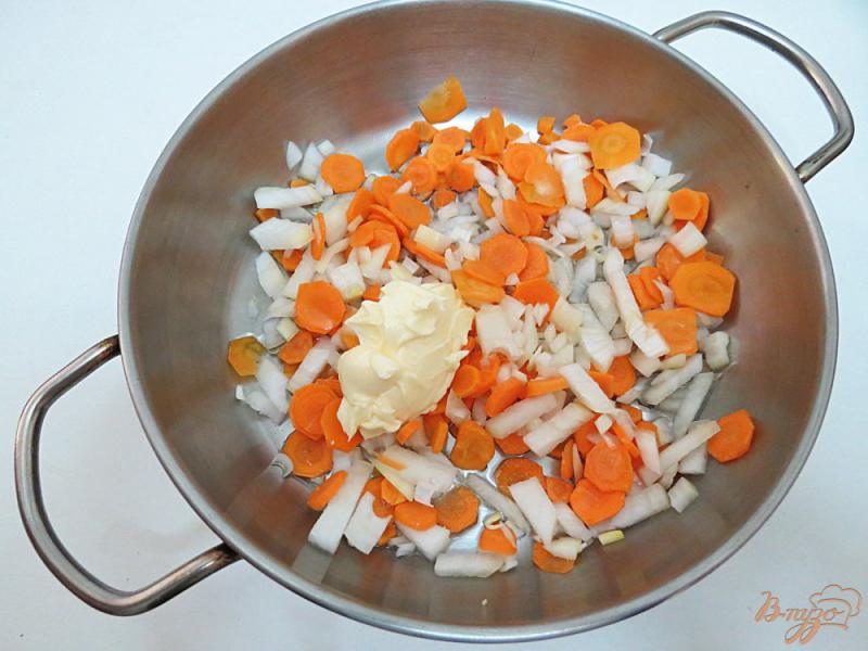 Фото приготовление рецепта: Суп с фрикадельками, лисичками и сырками шаг №10