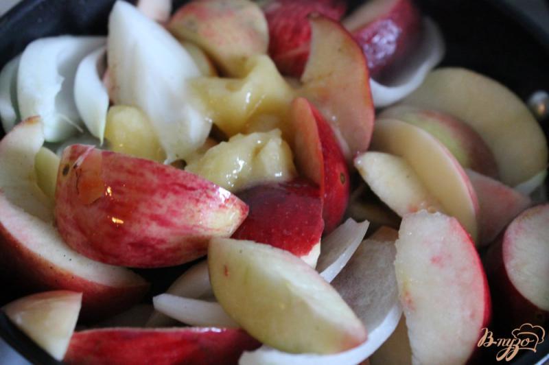 Фото приготовление рецепта: Свинина с карамелизированными яблоками шаг №7
