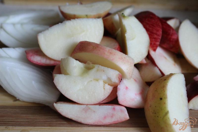 Фото приготовление рецепта: Свинина с карамелизированными яблоками шаг №6