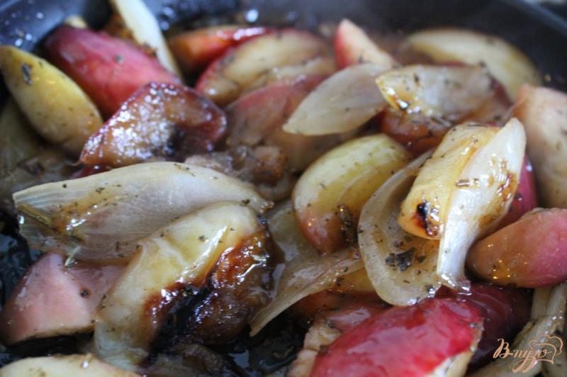 Фото приготовление рецепта: Свинина с карамелизированными яблоками шаг №8