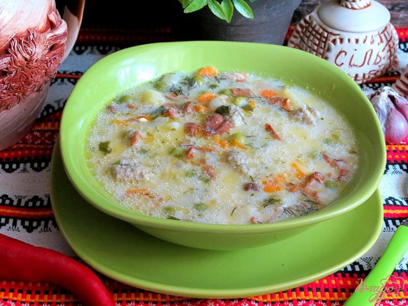 Фото приготовление рецепта: Суп с фрикадельками, лисичками и сырками шаг №15