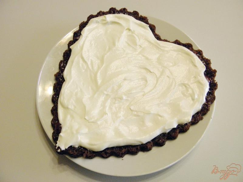 Фото приготовление рецепта: Торт с клубничной пропиткой и сметанным кремом шаг №7
