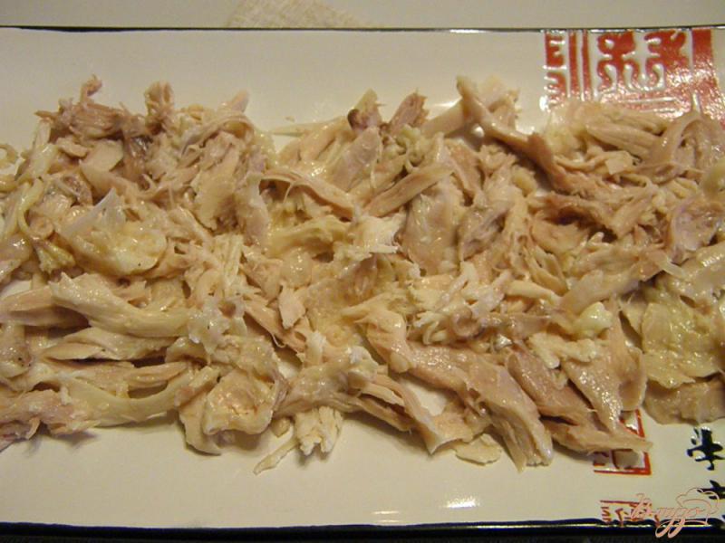 Фото приготовление рецепта: Салат с курицей и маринованными шампиньонами шаг №3