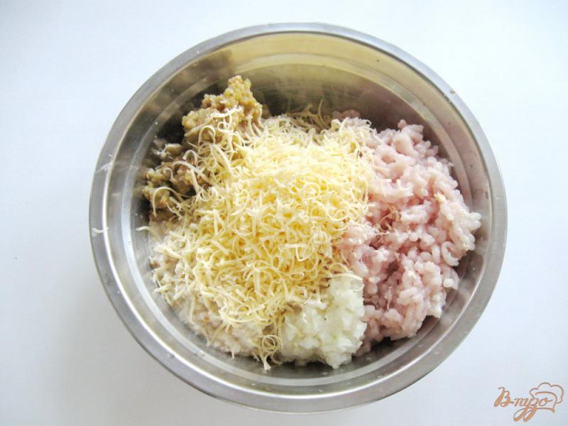 Фото приготовление рецепта: Куриные котлеты с сыром и баклажанами шаг №3