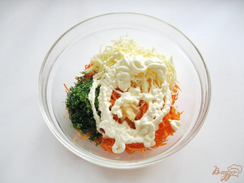 Фото приготовление рецепта: Салат из моркови и плавленого сыра шаг №7