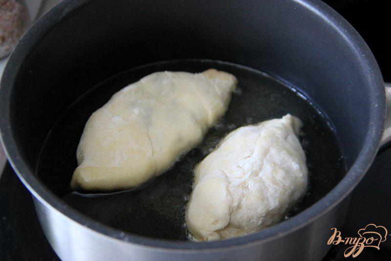 Фото приготовление рецепта: Пирожки с вишней из теста на кипятке, жареные шаг №3