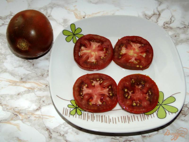 Фото приготовление рецепта: Тосты с черным помидором и зелеными оливками шаг №1