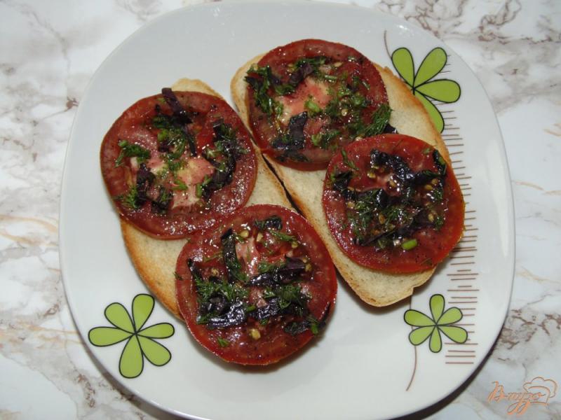 Фото приготовление рецепта: Тосты с черным помидором и зелеными оливками шаг №4