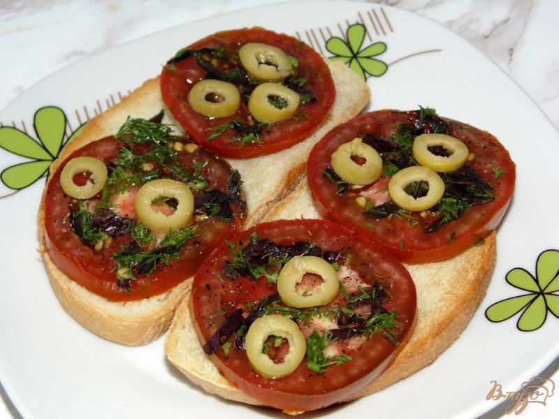 Фото приготовление рецепта: Тосты с черным помидором и зелеными оливками шаг №5