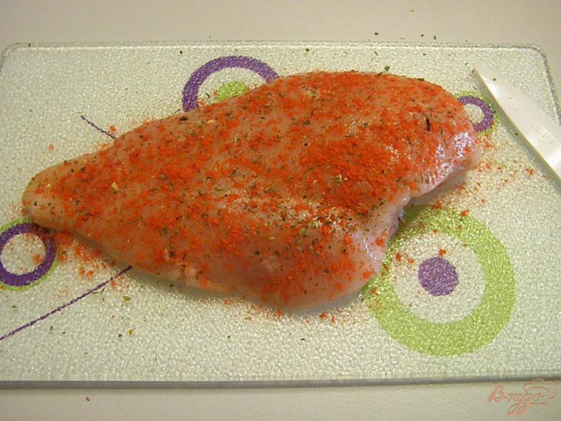 Фото приготовление рецепта: Филе куриное под соусом из грибов шаг №2