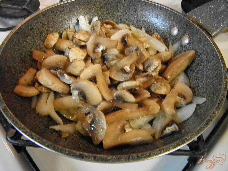 Фото приготовление рецепта: Филе куриное под соусом из грибов шаг №4