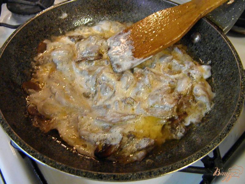 Фото приготовление рецепта: Филе куриное под соусом из грибов шаг №5
