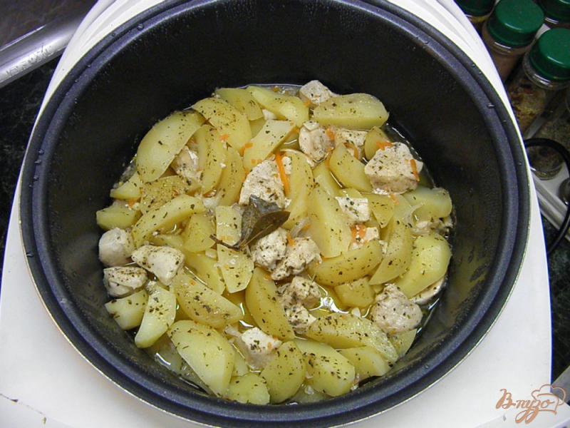 Фото приготовление рецепта: Курица с картошкой в мультиварке шаг №4