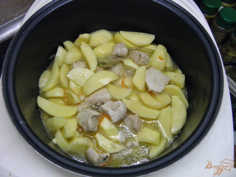 Фото приготовление рецепта: Курица с картошкой в мультиварке шаг №3
