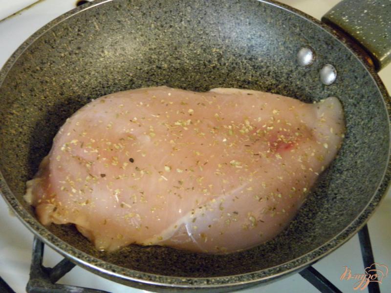 Фото приготовление рецепта: Салат с курицей и брокколи шаг №2