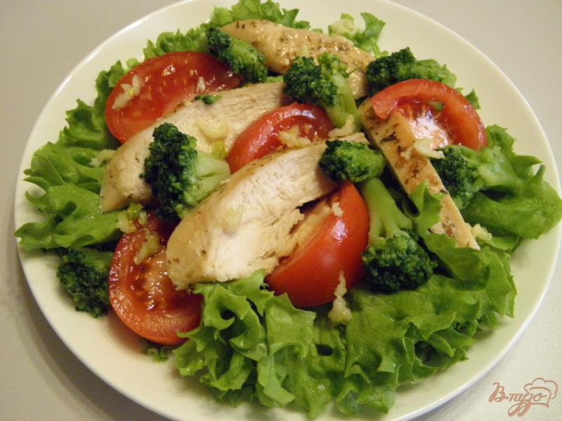 Фото приготовление рецепта: Салат с курицей и брокколи шаг №6