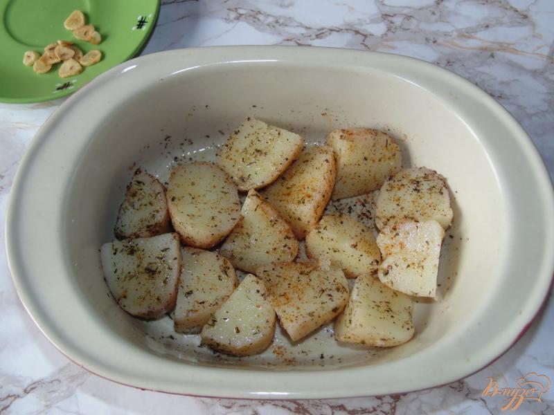 Фото приготовление рецепта: Ароматный картофель запеченный под сыром шаг №3