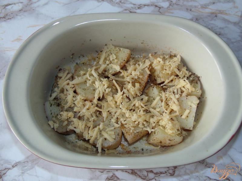 Фото приготовление рецепта: Ароматный картофель запеченный под сыром шаг №4