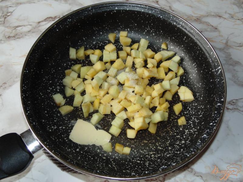 Фото приготовление рецепта: Сладкие яичные гренки с яблоками шаг №5