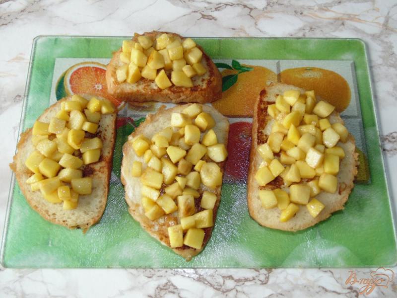 Фото приготовление рецепта: Сладкие яичные гренки с яблоками шаг №6