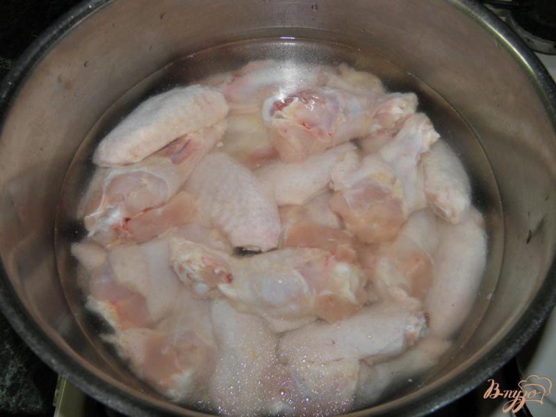 Фото приготовление рецепта: Крылышки с картошкой и томатной пастой шаг №1