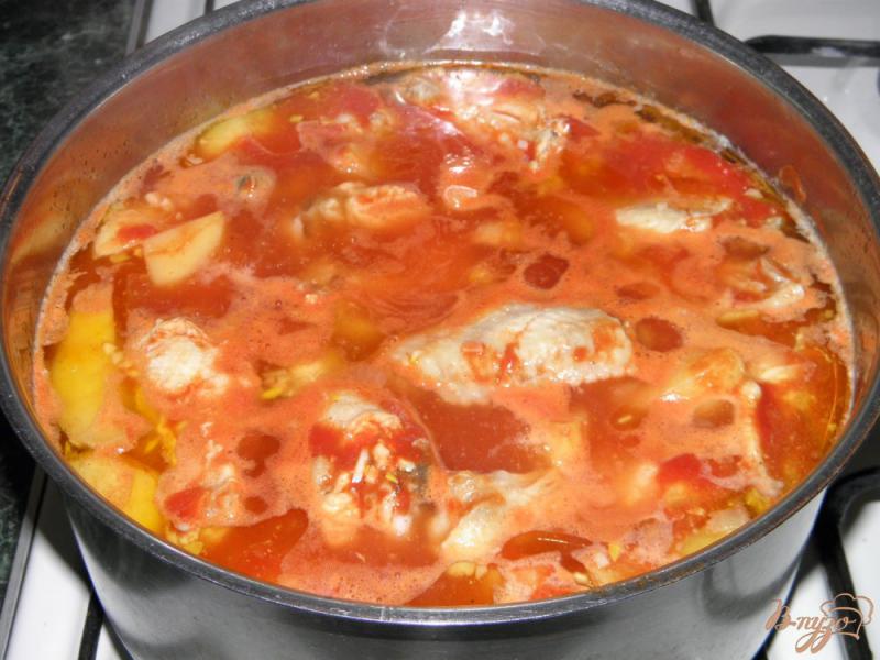 Фото приготовление рецепта: Крылышки с картошкой и томатной пастой шаг №5